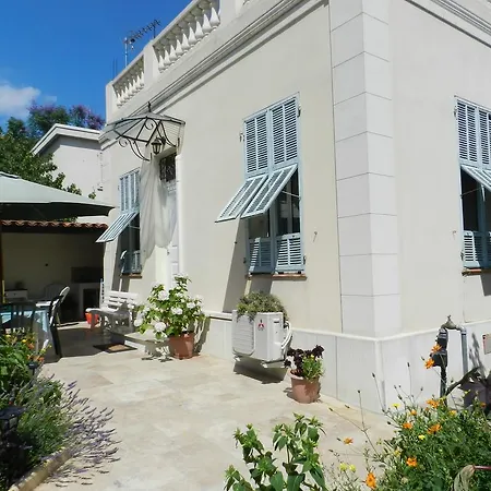 Studio In Josephine Apartman