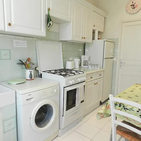 Studio In Josephine Apartman